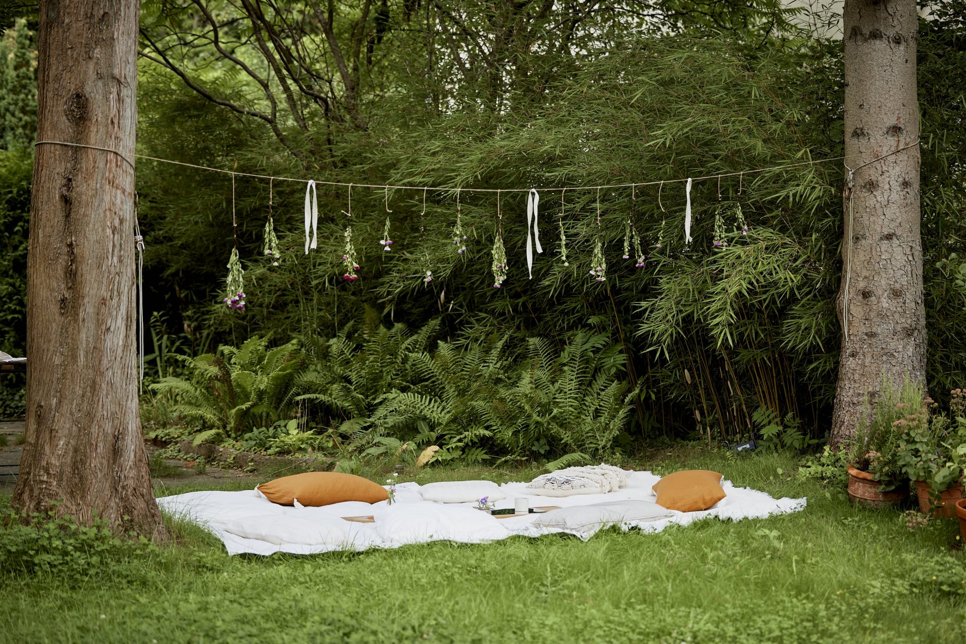 Das Picnic mit Freunden in der Natur und köstlicher Speisen von Maria Mundt. Auf dem Bild zu sehen ist eine Sitzgelegenheit unter auf der Wiese unter Bäumen.