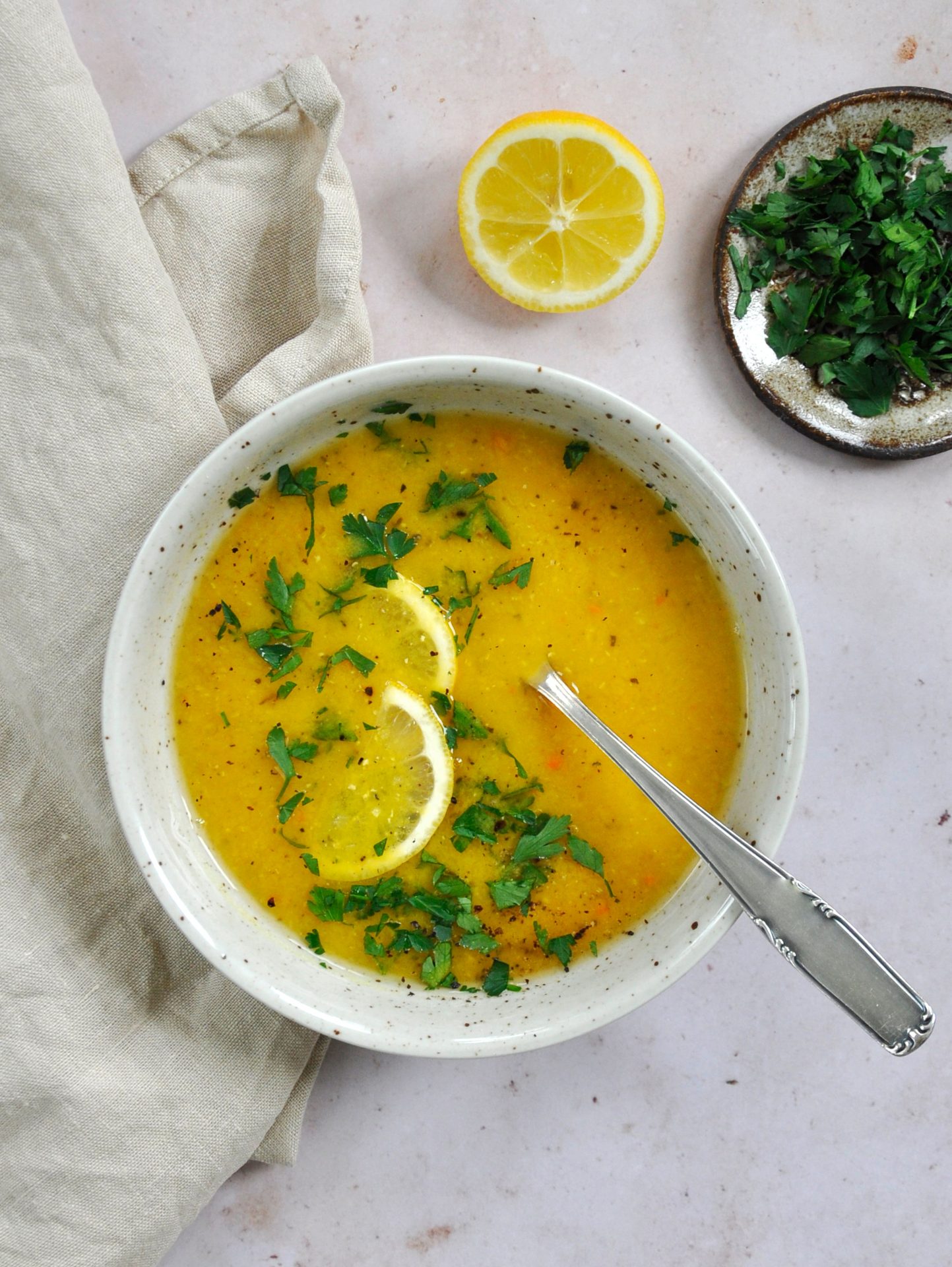 Deine vegan Suppe ist fertig – genieße sie mit frischer Petersilie!