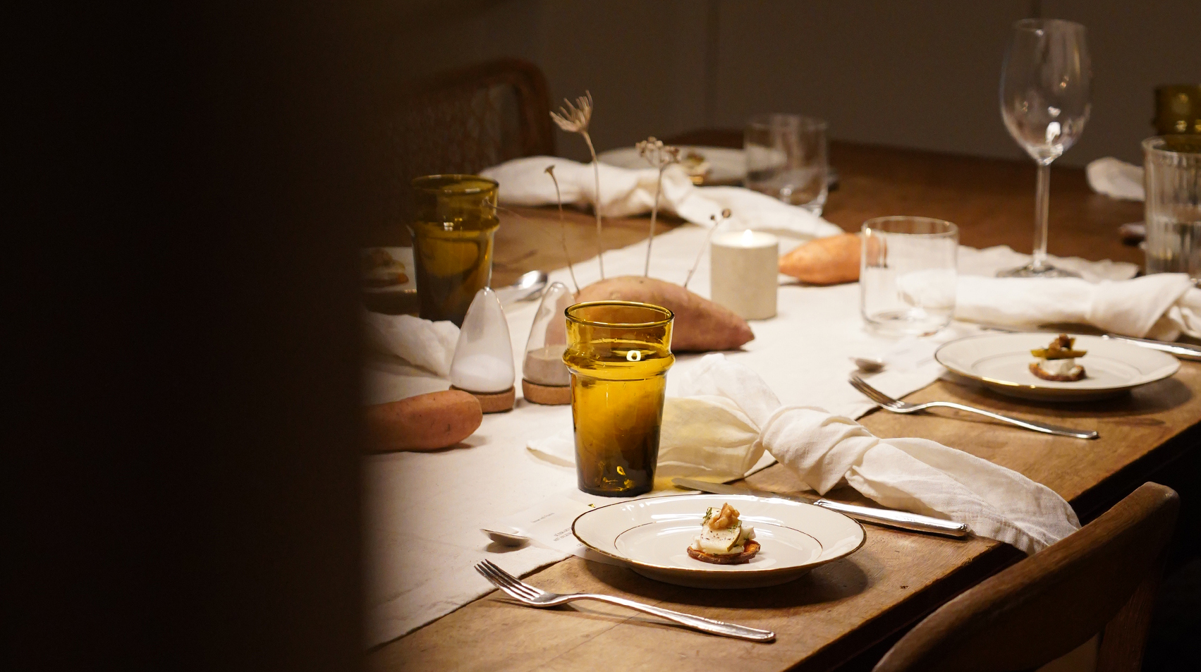 Jeder Gang des Menüs bezog sich auf ein Element. Auf dem Bild zu sehen ist Maria Mundt als Köchin und Gastgeberin mit ihren Gästen des Supper Club Abends in Berlin.