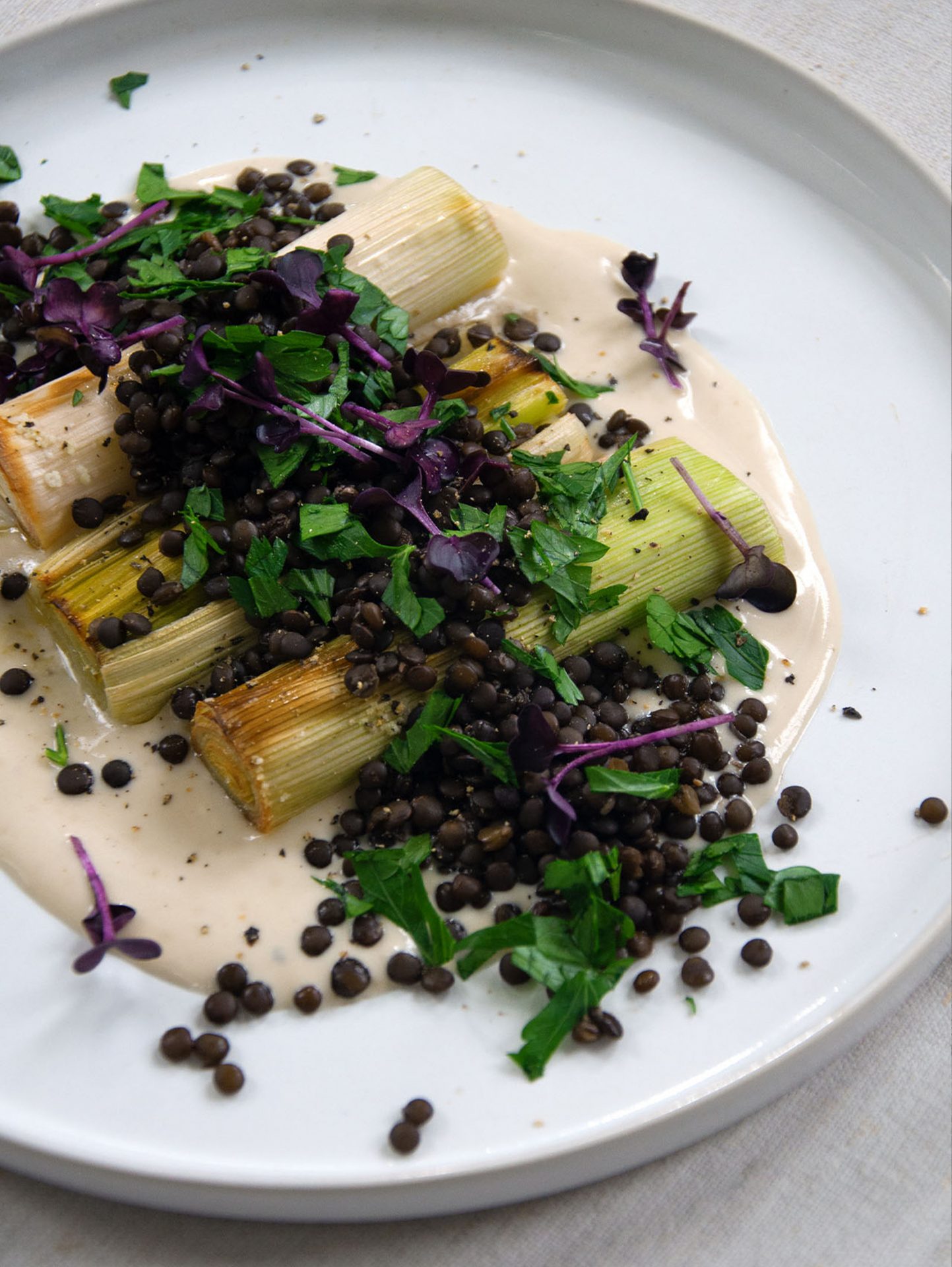 Auf dem Foto siehst du die Zutaten: u.a. Haferflocken, Kürbiskerne, Pekannüsse auf einem Blech